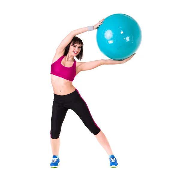 Jovem mulher sorridente faz exercício com fitball, retrato de comprimento total isolado sobre branco — Fotografia de Stock