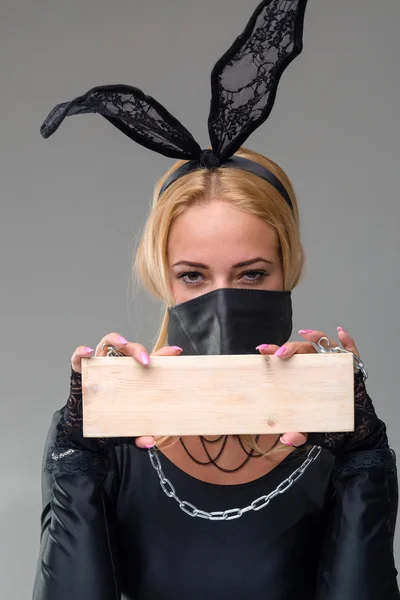 Frau mit Maske über dem Mund — Stockfoto