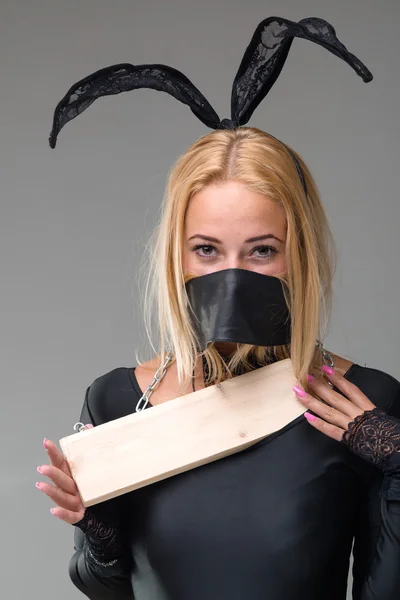 Frau mit Maske über dem Mund — Stockfoto