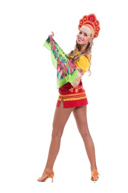 Dans bir halk kostümleri giyen genç kadın. Beyaz boşaltmak ile tam uzunlukta izole