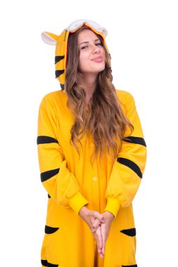 Bir kaplan ile boşaltmak gibi giyinmiş kız