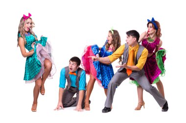 kabare dansçı dans ekibi. tam uzunlukta beyaz zemin üzerine izole.