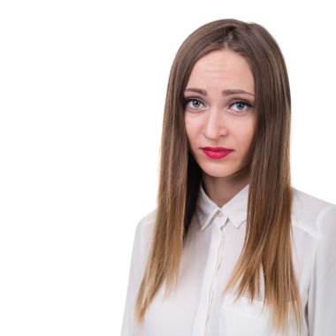 Üzgün ve depresyonda kadın üzerinde beyaz izole closeup portresi