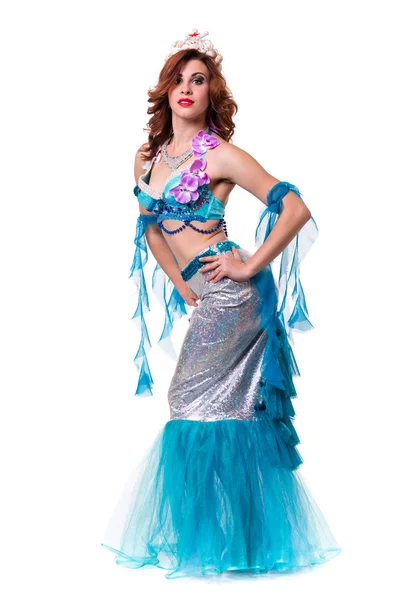 Карнавальная танцовщица, одетая как русалка, позирующая, изолированная на белом — стоковое фото