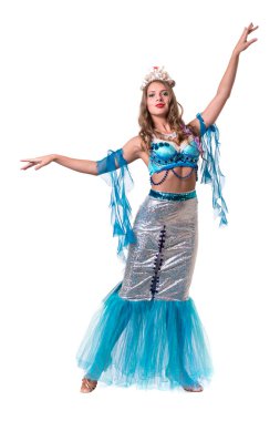 Karnaval dansçı kız poz, bir deniz kızı izole gibi beyaz giyinmiş