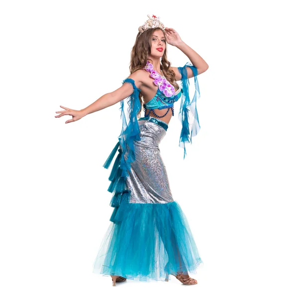 Karnaval dansçı kız poz, bir deniz kızı izole gibi beyaz giyinmiş — Stok fotoğraf