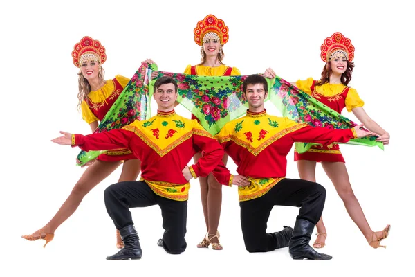 Equipe dançarina vestindo um trajes populares isolados em branco — Fotografia de Stock