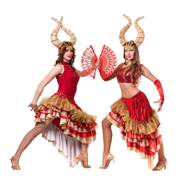 Zwei Tänzerinnen mit Hörnern. isoliert auf weißem Hintergrund. — Stockfoto