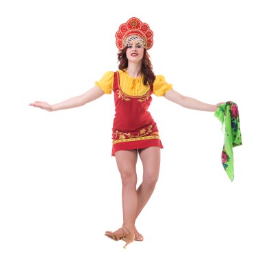 Dans bir halk kostümleri giyen genç kadın. Beyaz boşaltmak ile tam uzunlukta izole