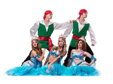 Karnaval dansçı takım Deniz kızları ve korsanlar gibi giyinmiş. Beyaz arka planda tam uzunlukta izole.