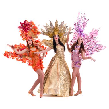 Üç karnaval dansçı kadın karşı izole beyaz dans