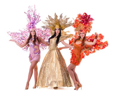 Üç karnaval dansçı kadın karşı izole beyaz dans