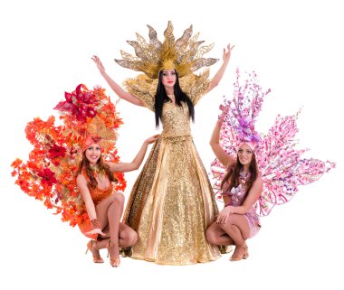 Üç karnaval dansçı kadın karşı izole beyaz dans