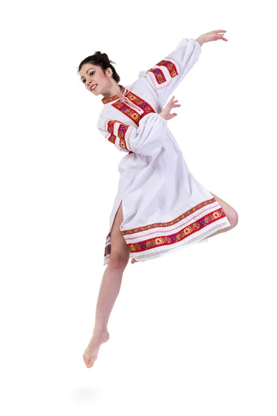 Όμορφο κορίτσι άλματα στην ουκρανική πολωνική ρούχα εθνική, παραδοσιακή φορεσιά ευτυχισμένη χαμόγελο, πλήρους μήκους πορτραίτο απομονωθεί — Φωτογραφία Αρχείου