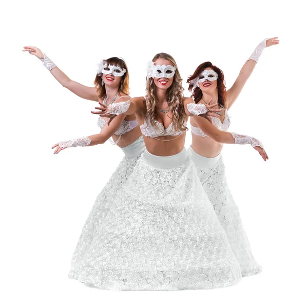 Τρεις Καρναβάλι χορεύτρια γυναίκες φορώντας μια μάσκα χορό, απομονωμένα σε λευκό — Φωτογραφία Αρχείου