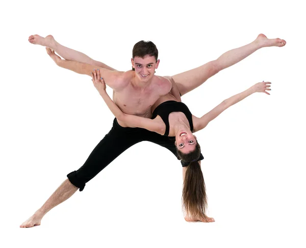 Пара мужчин и женщин, занимающихся фитнес-танцами на белом фоне — стоковое фото