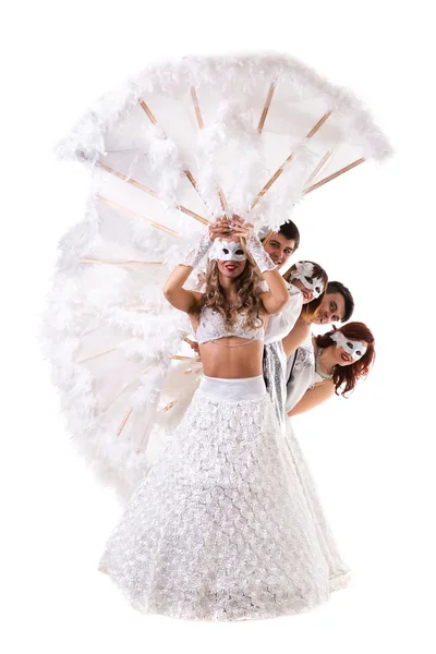 Команда танцюристів карнавалу маска танцює, ізольована на білому — стокове фото