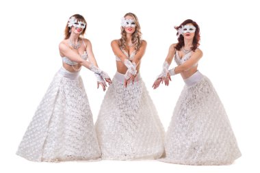 Dans, maskeli üç karnaval dansçı kadın beyaz izole