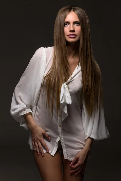 Retrato de una hermosa chica sobre fondo oscuro en el estudio —  Fotos de Stock