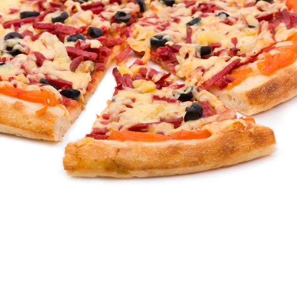 Pizza con queso y jamón aislado sobre blanco — Foto de Stock