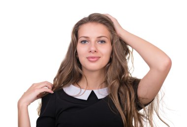 Beyaz arka planda gülümseyen kız