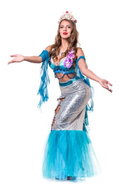 Karnaval dansçı kız poz, bir deniz kızı izole gibi beyaz giyinmiş