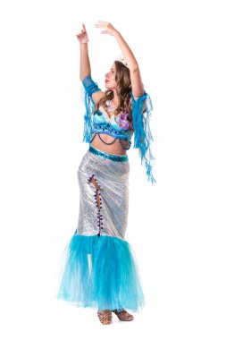 Karnaval dansçı kız poz, bir deniz kızı izole gibi beyaz giyinmiş