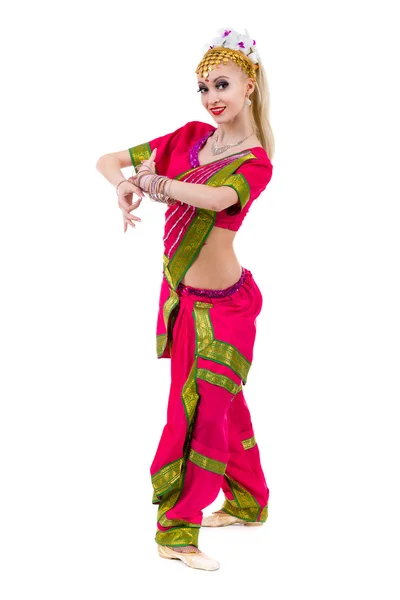 Retrato de comprimento total de mulher indiana dançando — Fotografia de Stock