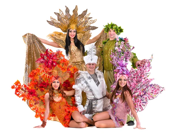 Танцювальна команда в карнавальних костюмах танцює — стокове фото