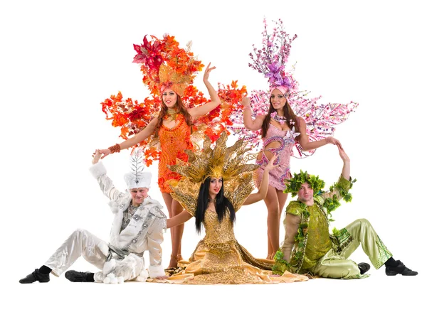 Equipe dançarina vestindo trajes de carnaval dançando — Fotografia de Stock