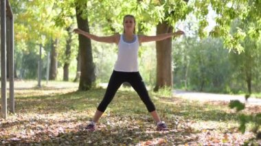 çekici bir kadın açık germe