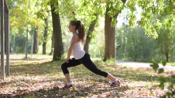 Mujer atractiva estiramiento al aire libre — Vídeos de Stock