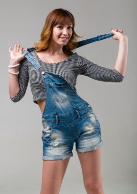 gri izole seksi genç kadın