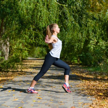 çekici bir kadın açık germe