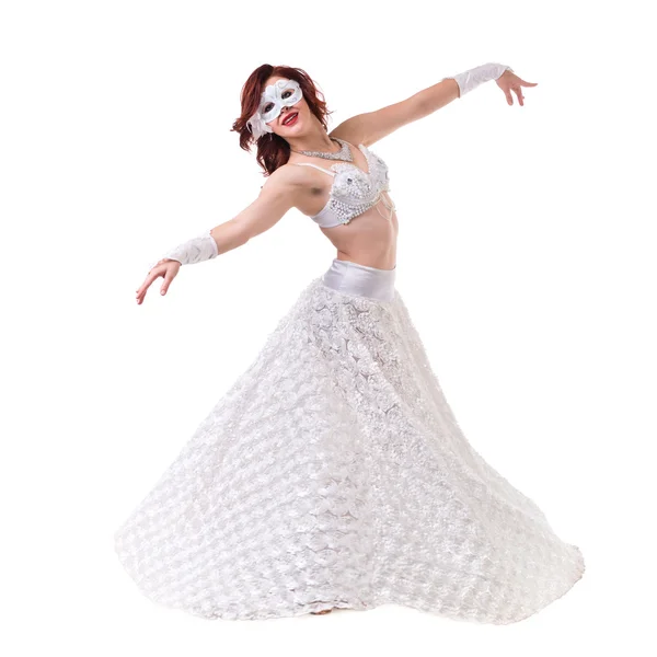 Девушка-танцовщица в маске танцует, изолированная на белом — стоковое фото