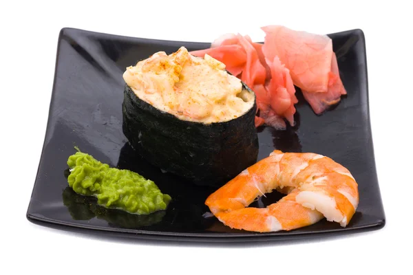 Traditionelle frische japanische Sushi-Rollen auf einem weißen — Stockfoto