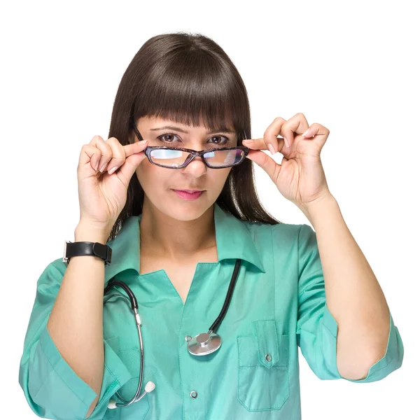 Retrato de una doctora amigable con estetoscopio —  Fotos de Stock