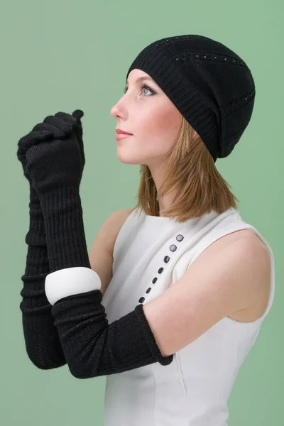 Prendas de punto. mujer joven con gorra de invierno —  Fotos de Stock