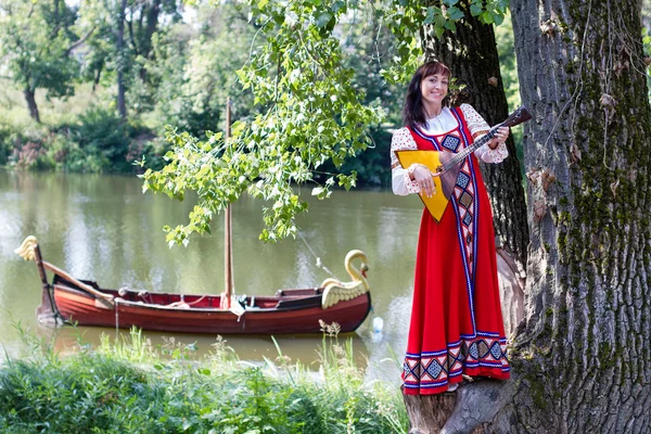 Mulher em terno vestido povo ucraniano estilizado — Fotografia de Stock