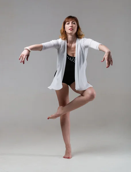 Bailarina de ballet bailando sobre fondo gris — Foto de Stock