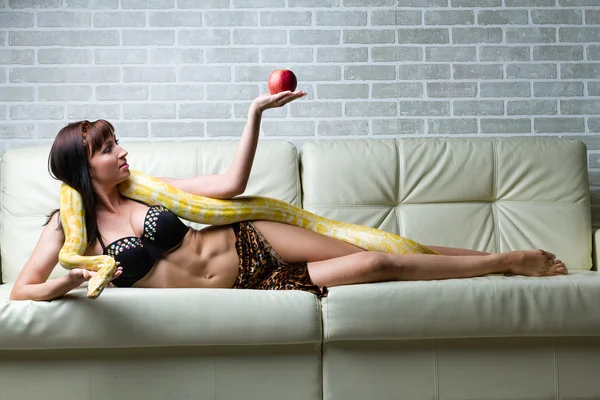 Femme avec un serpent tenant la pomme rouge — Photo