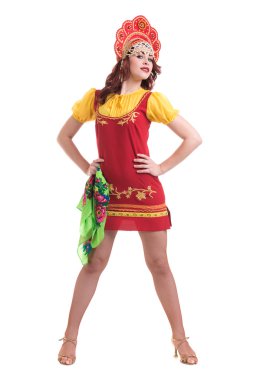 Dans bir halk kostümleri giyen genç kadın. Beyaz boşaltmak ile tam uzunlukta izole