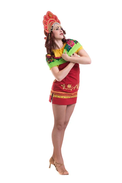 Uma jovem que usa roupas folclóricas a dançar. Isolado em branco em comprimento total com copyspace — Fotografia de Stock