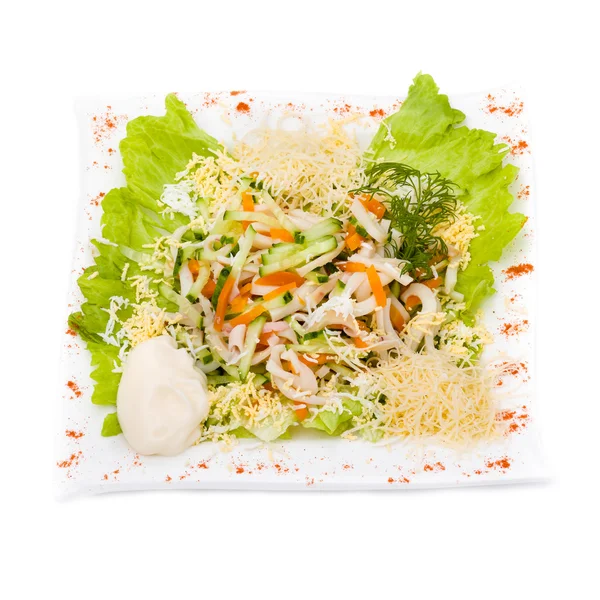 Салат з морепродуктів з кальмарами та свіжими овочами, ізольований на білому — стокове фото
