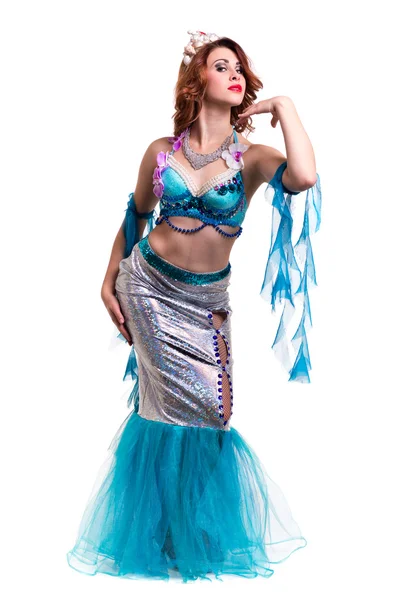 Bailarina de carnaval vestida de sirena posando, aislada sobre blanco — Foto de Stock