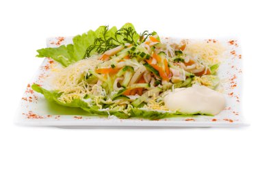 Kalamar ve taze sebze, izole üzerinde beyaz deniz ürünleri salatası