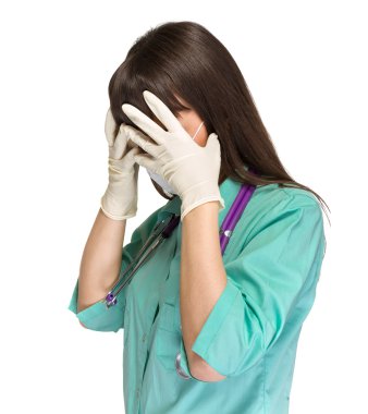 Beyaz izole stres, aşırı yüklenmiş kadın doktor