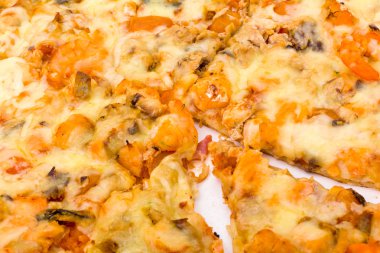 Peynirli ve jambonlu pizza.