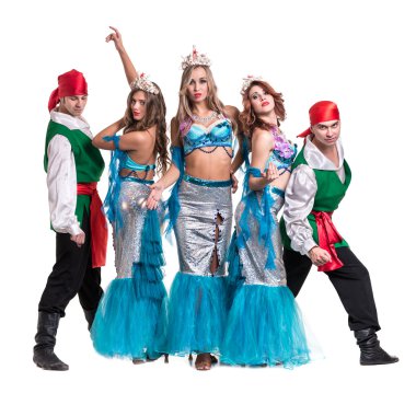 Karnaval dansçı takım Deniz kızları ve korsanlar gibi giyinmiş. Beyaz arka planda tam uzunlukta izole.