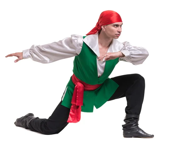Dancing man draagt een piraat kostuum, geïsoleerd op wit in volle lengte. — Stockfoto